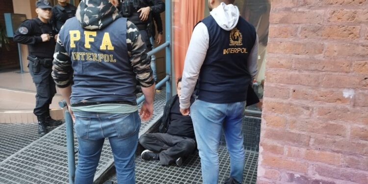 LA PFA detuvo a un dominicano con captura internacional por abusar de niños y practicar la zoofília en Colombia