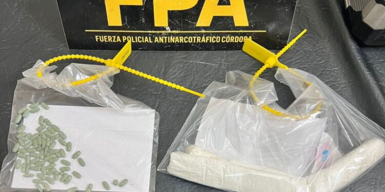 Intentó ingresar a la cárcel cocaína y pastillas adheridas al cuerpo de su hija y terminó presa