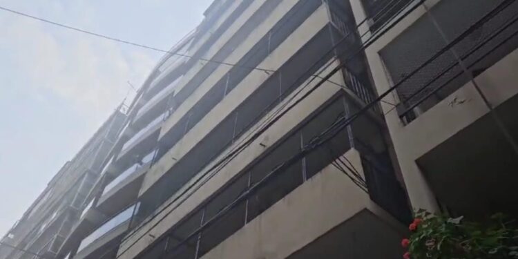 AHORA | Se incendia un edificio en Balvanera y asisten a cinco mujeres por inhalación de humo