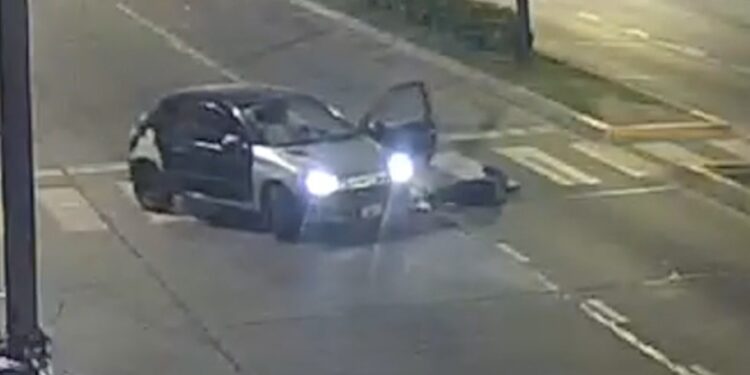 Arrastró a una mujer con el auto, se fugó y terminó detenido