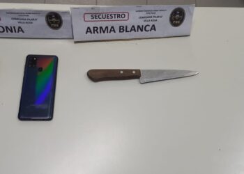 Se peleó con tres ladrones que entraron a robar a su casa y acuchilló en el abdomen a uno de ellos