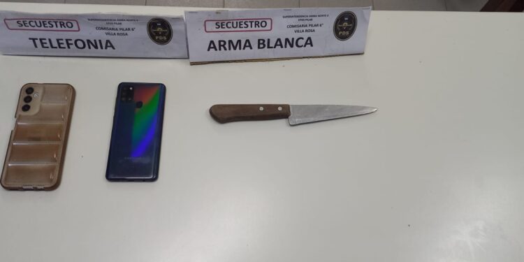 Se peleó con tres ladrones que entraron a robar a su casa y acuchilló en el abdomen a uno de ellos