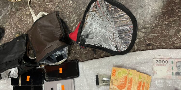 Allanan cueva de celulares en Liniers y secuestran 81 equipos robados