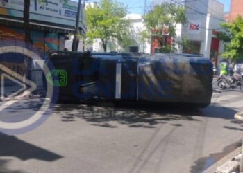 AHORA| Morón: Impresionante vuelco de un patrullero de la UTOI