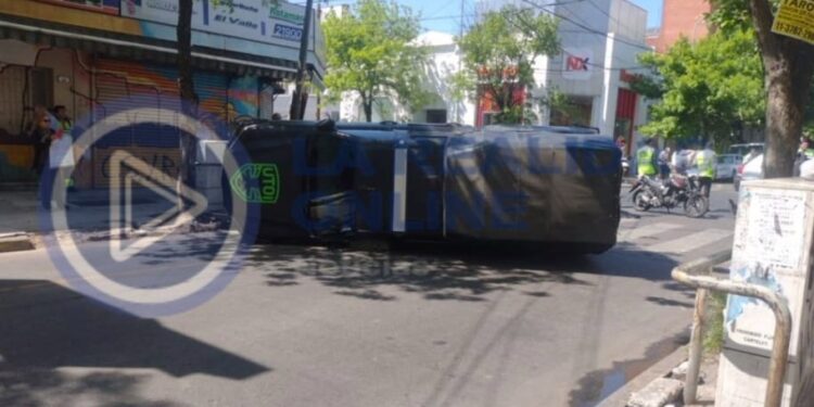 AHORA| Morón: Impresionante vuelco de un patrullero de la UTOI