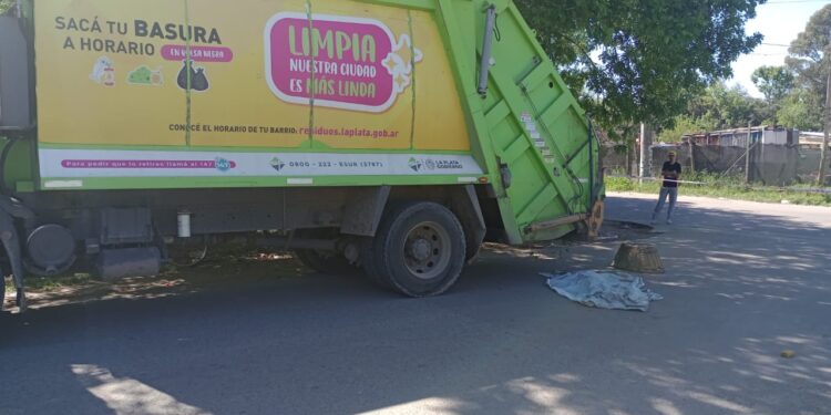 Horror en La Plata: un chiquito de 3 años murió al ser arrollado por un camión recolector