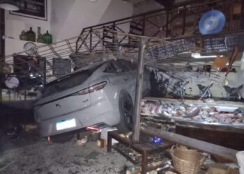 Automovilista se incrustó en una fiambrería de Chacarita