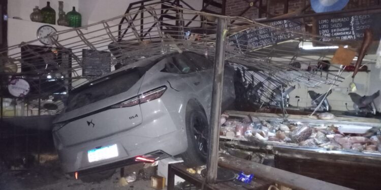 Automovilista se incrustó en una fiambrería de Chacarita