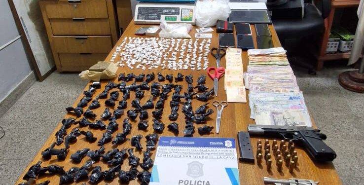 Impactante: Una mujer y sus hijos adolescentes detenidos por vender droga en San Isidro