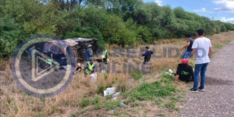 AHORA| Casi una tragedia: volcó la camioneta de los grupos de cumbia Red y Green en Salta