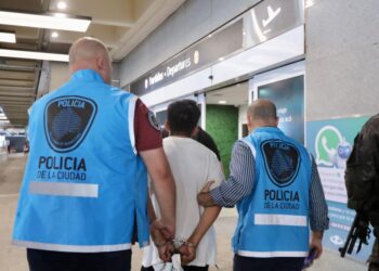 Deportan a peruano que vendía drogas en el Bajo Flores