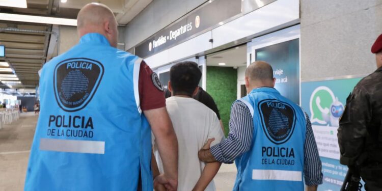 Deportan a peruano que vendía drogas en el Bajo Flores