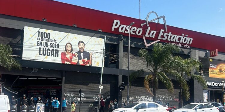 AHORA| Mega operativo en la feria de Plaza Constitución