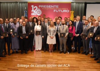 Otorgan el carnet de socio honorario del ACA a 40 embajadores del mundo