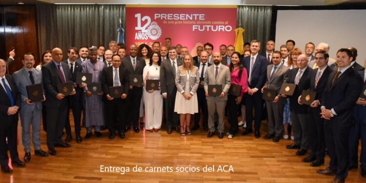 Otorgan el carnet de socio honorario del ACA a 40 embajadores del mundo