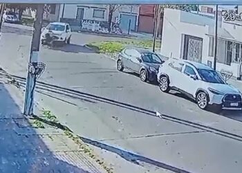 La Plata: buscan a un conductor que atropelló a un hombre en silla de ruedas