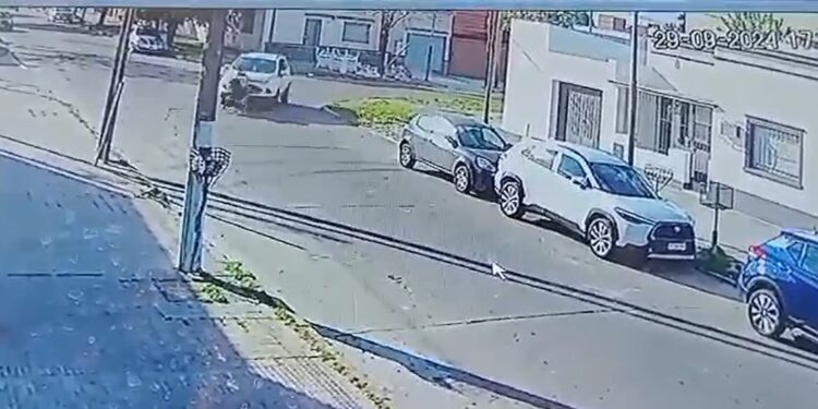 La Plata: buscan a un conductor que atropelló a un hombre en silla de ruedas