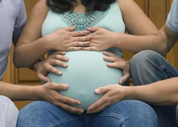 Demoran a una pareja de italianos que intentaba salir del país con un bebé nacido de un viente subrogado