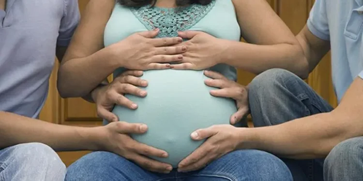 Demoran a una pareja de italianos que intentaba salir del país con un bebé nacido de un viente subrogado