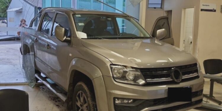 Un milagro: Una camioneta se incrustó en la guardia del Hospital de Boulogne