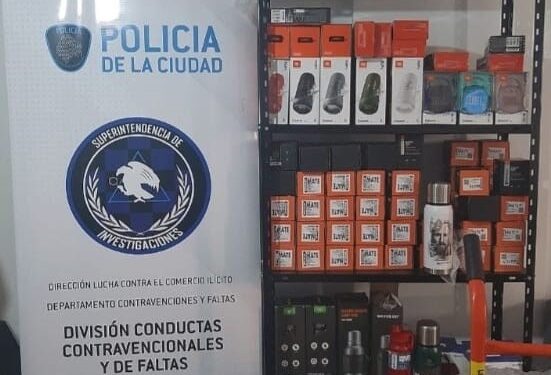 Secuestran más de 100 termos y mates truchos en Caballito
