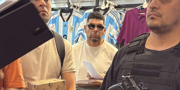 El ex futbolista Néstor Ortigoza denunció que su ex pareja le robó y vendió camisetas de varios equipos