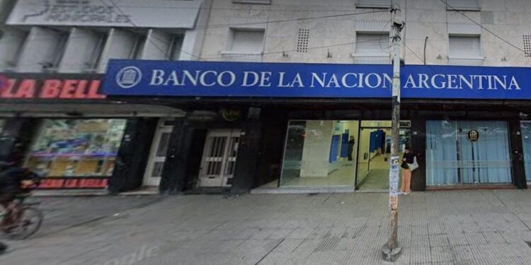 Salidera en pleno centro de Lanús: Robaron 50 millones de pesos de un vehículo estacionado frente al Banco Nación