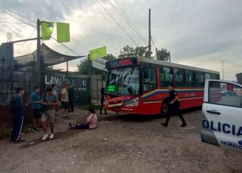 AHORA| Una persona murió al ser atropellada por un colectivo en Moreno