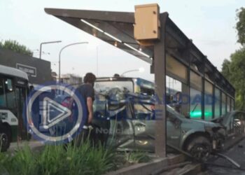 VIDEO| Impactante: Un auto se subió a la parada del metrobus en Floresta