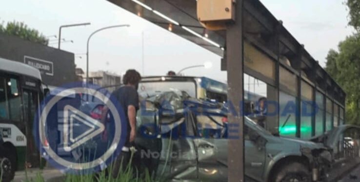 VIDEO| Impactante: Un auto se subió a la parada del metrobus en Floresta