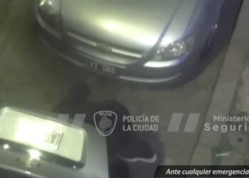 Robó pertenencias de un auto estacionado en Caballito y fue detenido