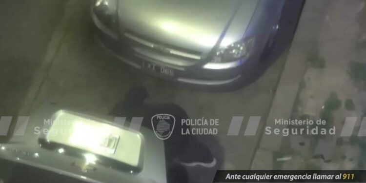Robó pertenencias de un auto estacionado en Caballito y fue detenido