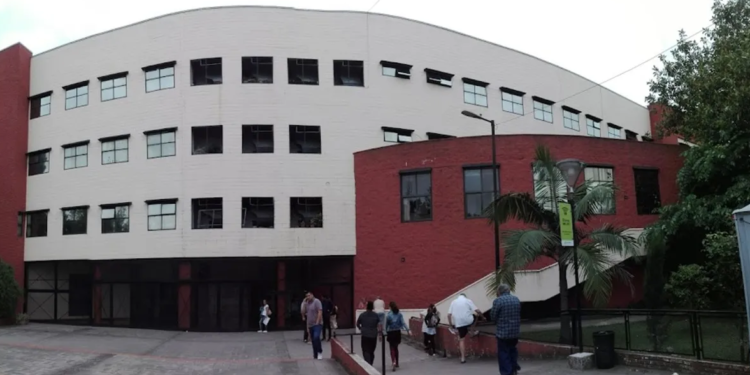 Quilmes: investigan la muerte de un sereno hallado dentro del estacionamiento de la municipalidad