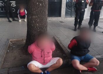 Floresta: Una pareja de peruanos y un menor detenidos con droga tras una espectacular persecución