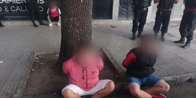 Floresta: Una pareja de peruanos y un menor detenidos con droga tras una espectacular persecución
