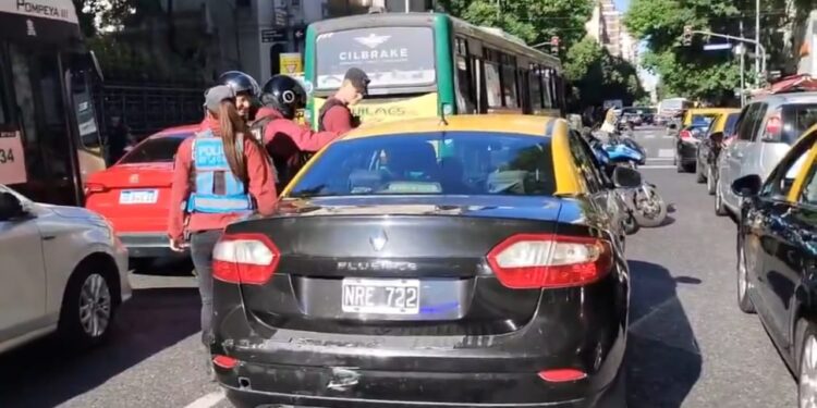 Insólito: Taxista se quedó dormido frente al Congreso