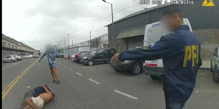 Con el uso de una Taser, detienen a dos hombres que se peleaban en Retiro