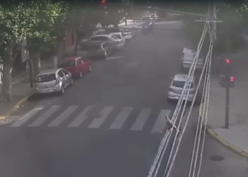 Locura en Villa Devoto: un joven en contramano chocó contra tres autos