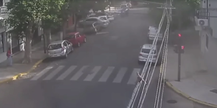 Locura en Villa Devoto: un joven en contramano chocó contra tres autos