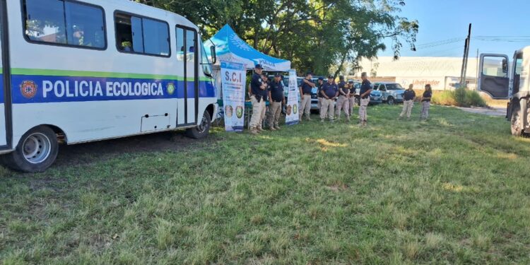 Hallan residuos peligrosos en un camino rural de Exaltación de la Cruz