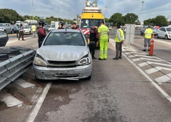 Varios heridos en un choque entre dos autos en el peaje
