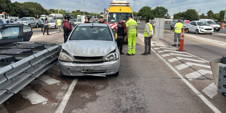 Varios heridos en un choque entre dos autos en el peaje