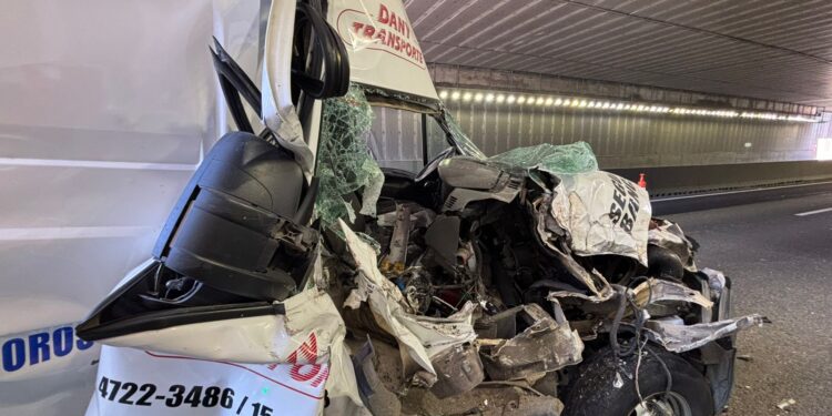 Impactante choque en el Paseo del Bajo a la altura de Casa Rosada