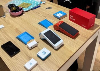 Detienen a tres jóvenes por estafar a comerciantes cambiándoles el posnet de cobro