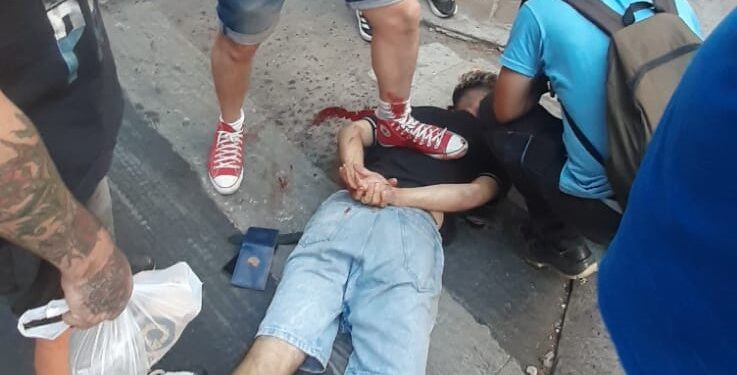 Banfield: con un sandwich y gaseosa en mano, un policía detuvo a un ladrón que intentó robar una moto