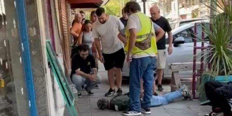 Morón: Intentó robar una cadena de oro, los vecinos lo redujeron y la Policía lo detuvo.