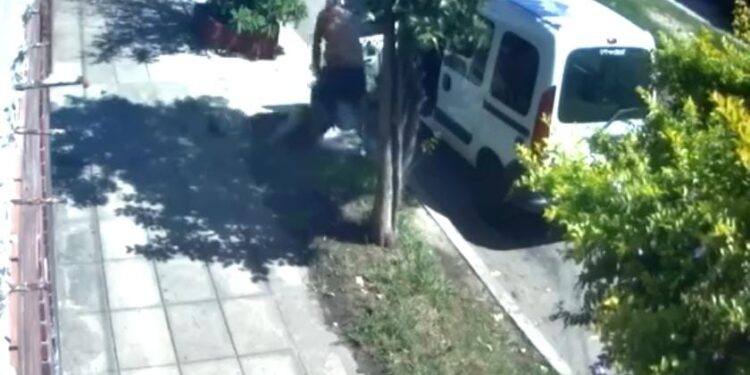 Horror en San Martín: Roban una camioneta y arrastran a una mujer durante la fuga.