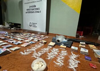 Dos dealers extranjeros y droga incautada tras allanamientos en el Barrio Zavaleta 21-24