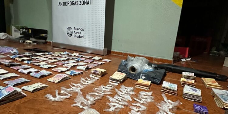 Dos dealers extranjeros y droga incautada tras allanamientos en el Barrio Zavaleta 21-24