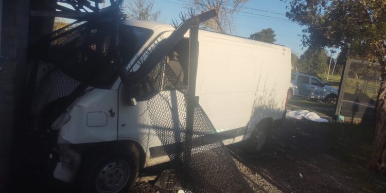 Berazategui: Conducía alcoholizado, atropelló a tres personas, mató a una joven y terminó chocando contra una casa